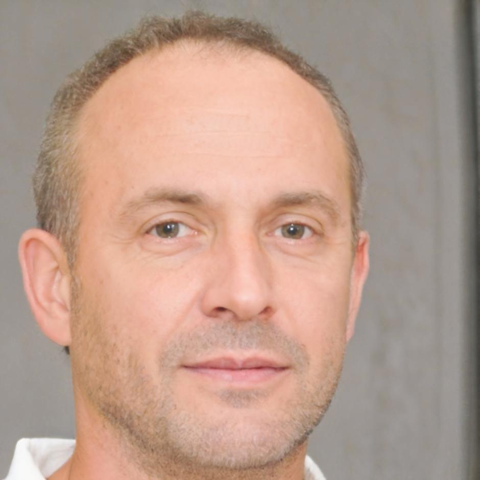 Carlos Mendoza, Director Financiero